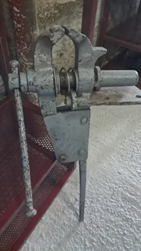 Morsa de Bancada 100mm - Excelente Estado