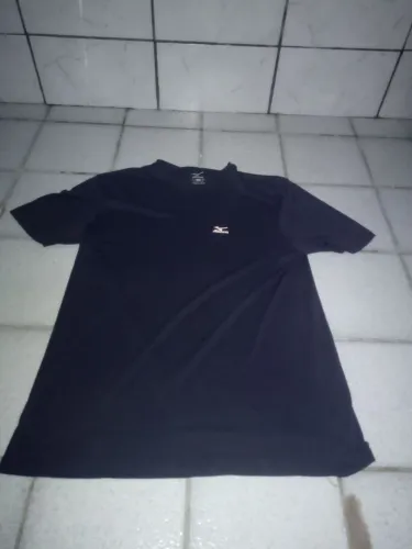 Camisa esportiva preta