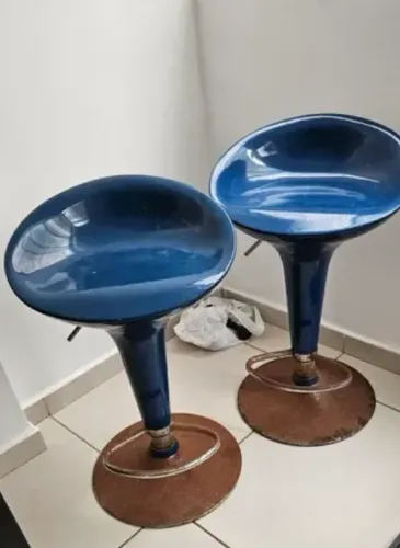 2 banquetas no estilo tulipa