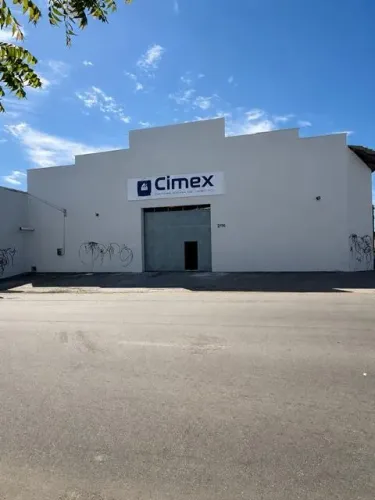 Galpão 700m² Pronto: Acesso Livre p/ Caminhões, Piso Reforçado e Escritório Completo