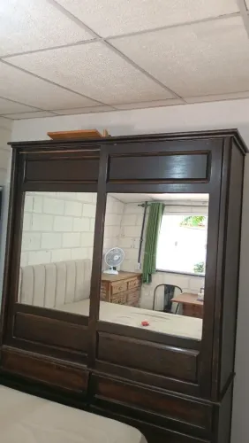 Guarda roupa de madeira, com espelhos e rodinhas