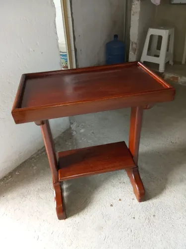VENDO ESSA MESA LATERAL JÁ INVERNIZADA PRONTO PARA USAR MEDE 62 POR 36 ,76 DE ALTURA