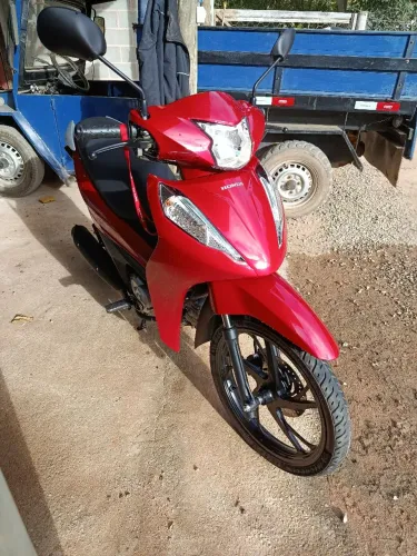 Moto zera apenas com 200 km sem detalhes chama no ZAP *