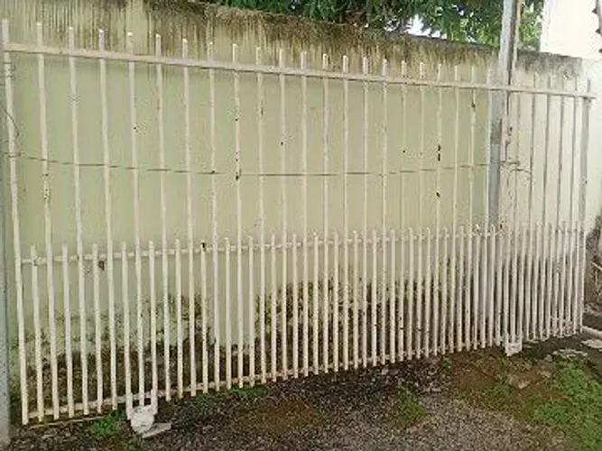 Portão para garagem em bom estado