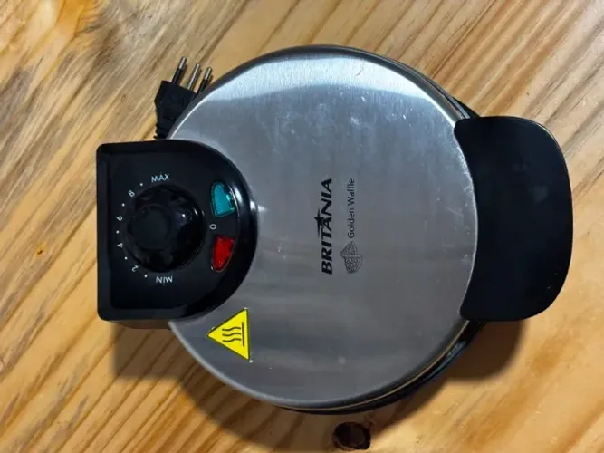 Golden Waffle Preto, 220v Britânia