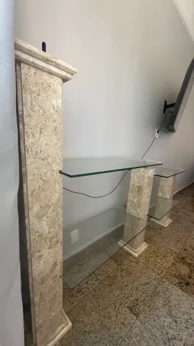 Rack/aparador em mármore com prateleiras de vidro 