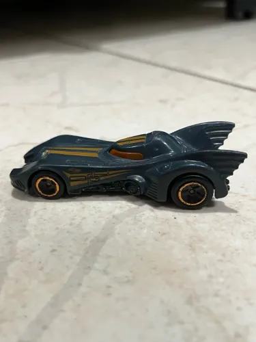 Hot Wheels Batmobile FJX33