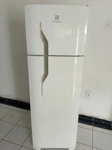 Geladeira Electrolux DC35A 260 litros