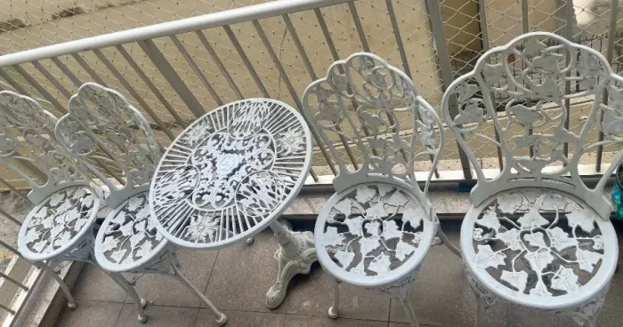 Mesa e cadeiras de ferro 