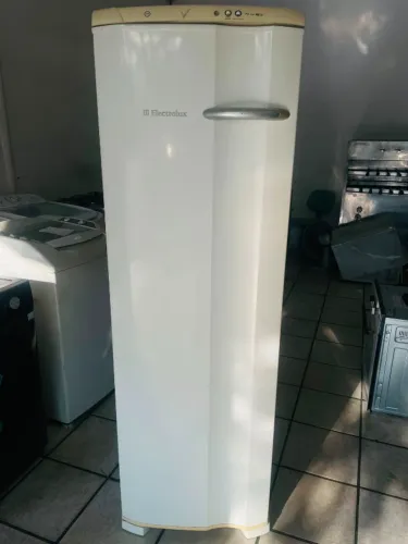 Freezer vertical Electrolux 203L