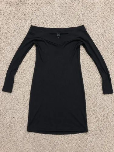 Vestido Feminino Preto Canelado - Manga Longa e Ombro a Ombro