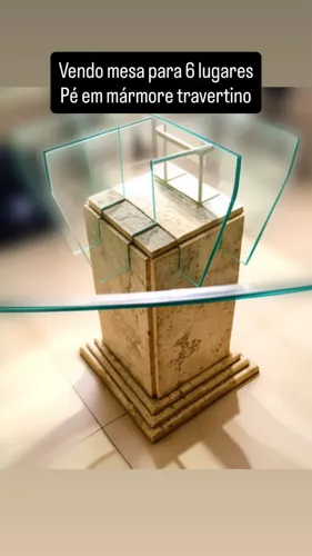 Mesa de mármore e tampo triangular de vidro