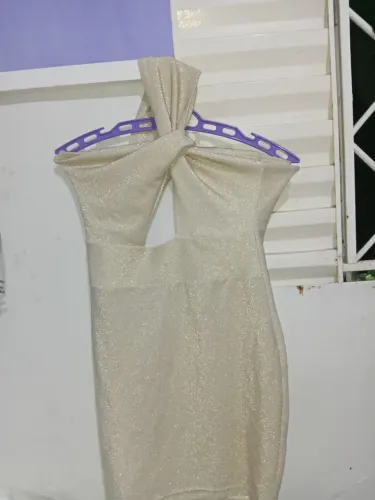 Vestido de festa com glitter dourado