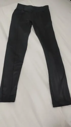 Calça Feminina Preta fica colada e tem brilho