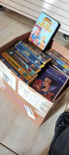 Caixa de VHSs Disney Originais no Estado.
