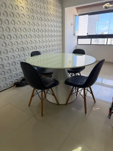 Mesa de jantar redonda em laca branca
