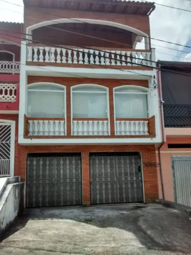 Alugo casa / sobrado próximo ao centro de Cotia 