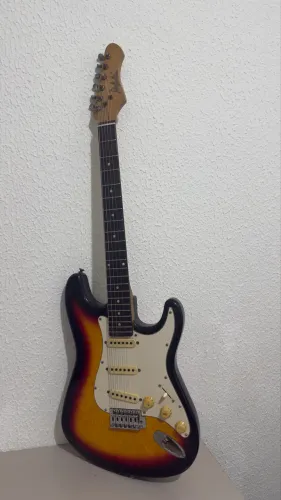 Guitarra Delphin Stratocaster Sunburst