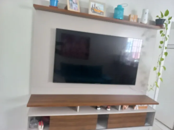 Vendo um home de parede, cor madeira com marfim
