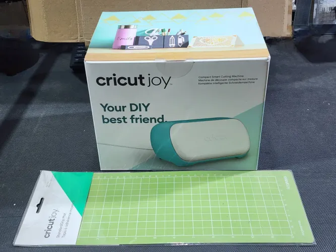 Cricut Joy Maquina de Corte Compacta com Tapete Extra - lacrada 