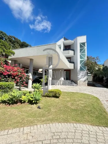 Casa Luxuosa com 4 Suítes em Condomínio no Pineville