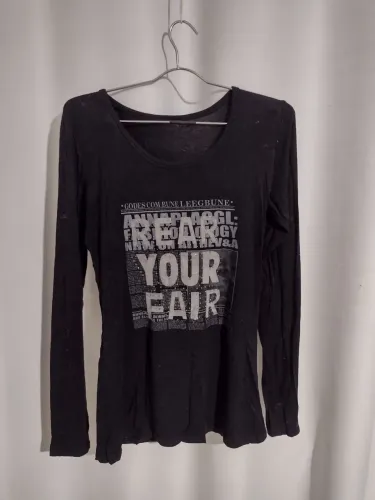 Blusa manga longa preta com detalhes vazados na parte posterior