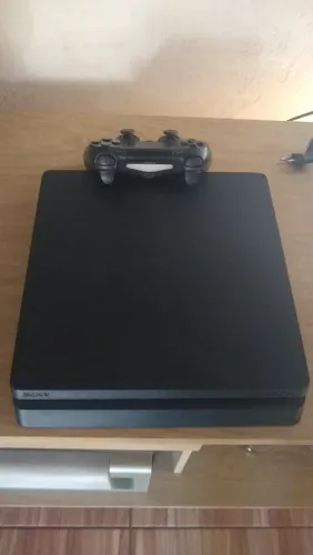Playstation 4 Slim original bloqueado.
