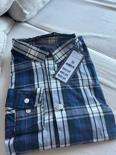 Camisa social reserva e Colcci na etiqueta