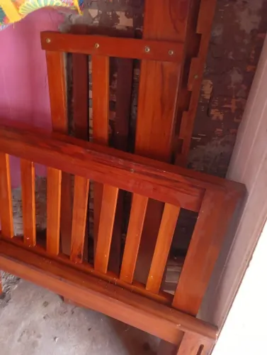 Vendo uma cama de solteiro com o colchão por 400 reais