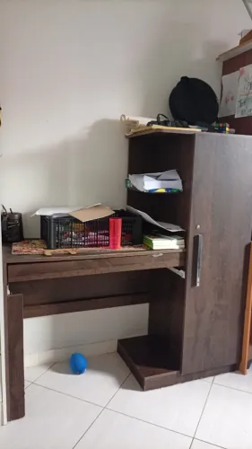 Escrivaninha com armário