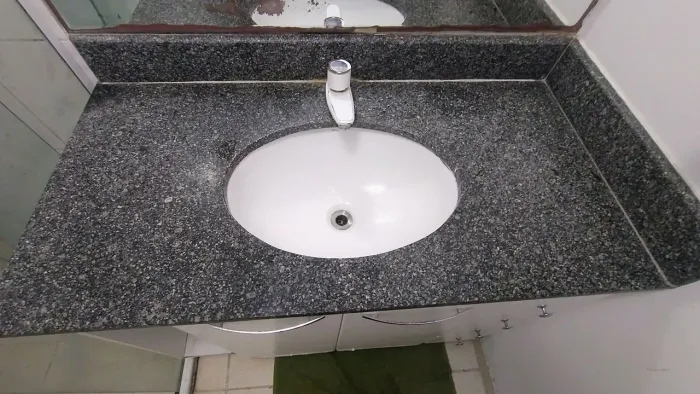 Pia de banheiro de granito com cuba de porcelana