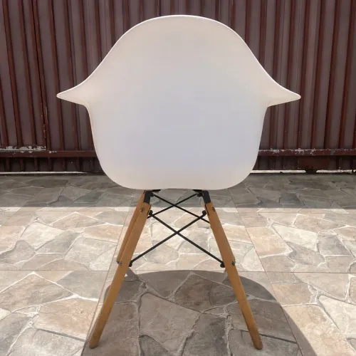 Cadeira Eames DAW (Dining Armchair Wood).