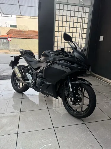 Yamaha R3 2026 preta