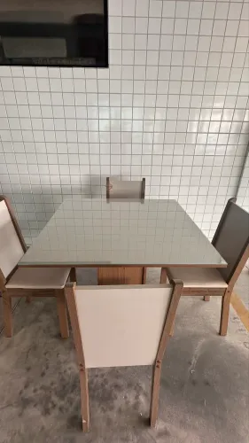 Mesa com 4 cadeiras