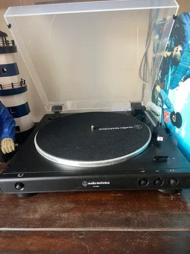 Toca discos Audio Technica AT-LP60X