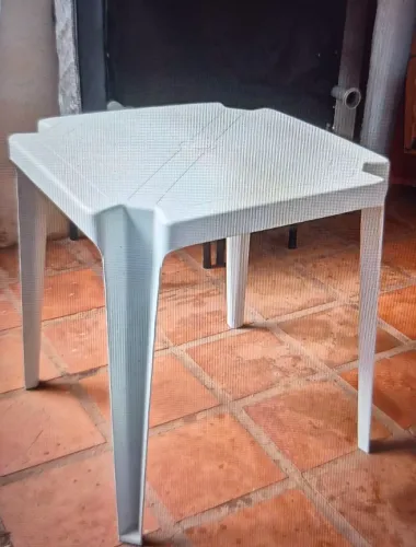 DUAS MESAS E UMA CADEIRA