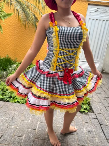 Vestido junino rodado, xadrez com detalhes em amarel