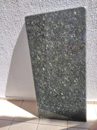 Bancada de marmore na cor verde ubatuba medindo 1,40m X 0,70m