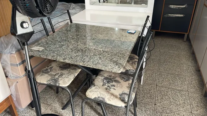 MESA COM QUATRO CADEIRAS 