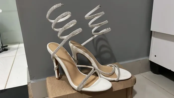 Salto com pedras de brilho usado 1 vez