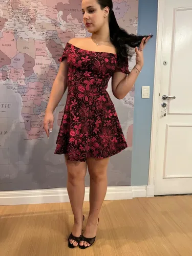 Vestido Curto Jacquard Floral Ombro a Ombro (Veste do M ao GG - Estica Muito!)