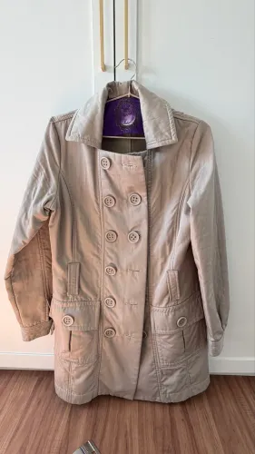 Casaco trench coat todo forrado