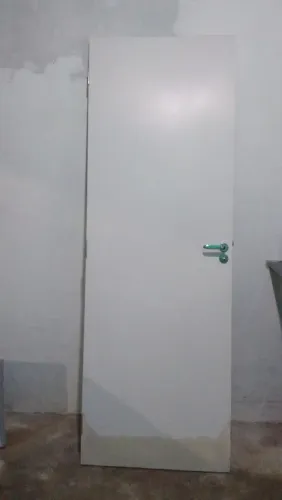 PORTA BRANCA DE CONDOMÍNIO COM FECHADURA E CHAVE INCLUSA. $100.