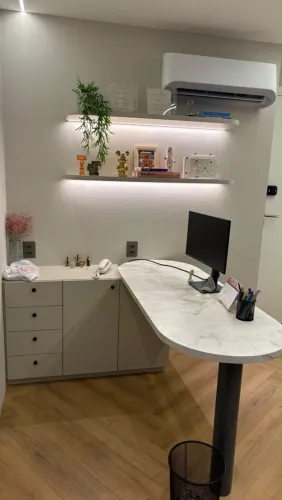 MESA DE TRABALHO COM ARMÁRIO DE APOIO