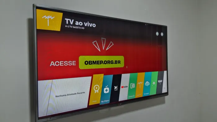 Smart TV LG 47? com Sistema WebOS, Painel IPS, óculos 3D e Controle Smart Magic