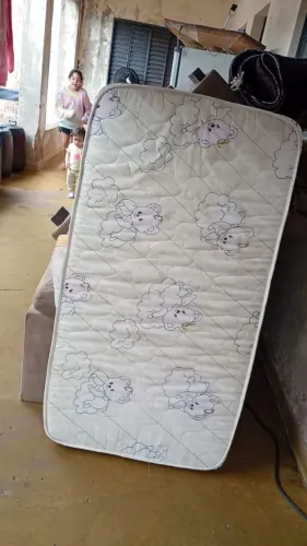 Berço (guarda roupa brinde)