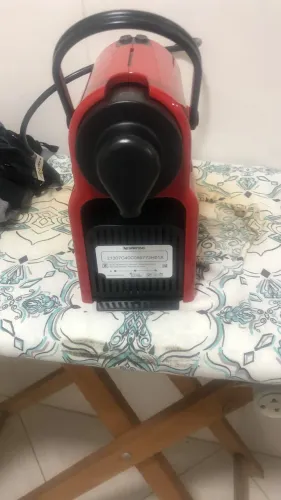 Vendo cafeteira são duas uma de cápsula é uma da Oster de 12 cafés