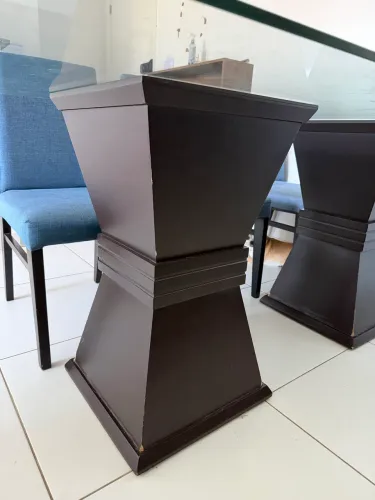 Vendo mesa 6 lugares de base de madeira e tampo de vidro
