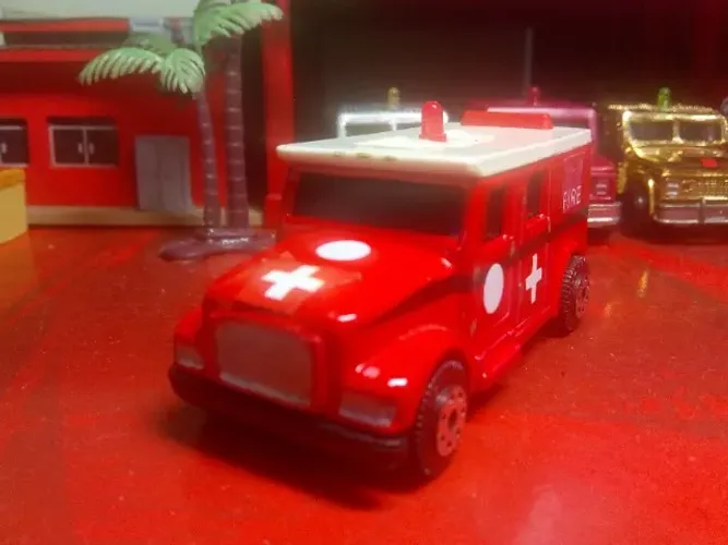 Miniatura Armored Van Maisto - Fire Ambulance 124 - Scale 1/64