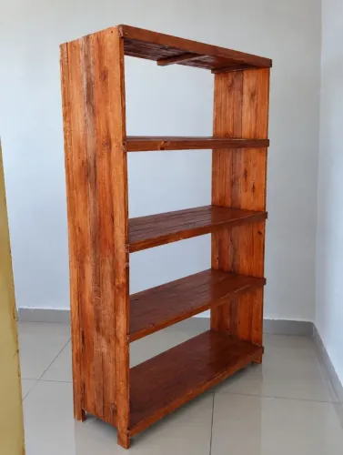 Estante de madeira ideal para quem quer montar uma conveniência